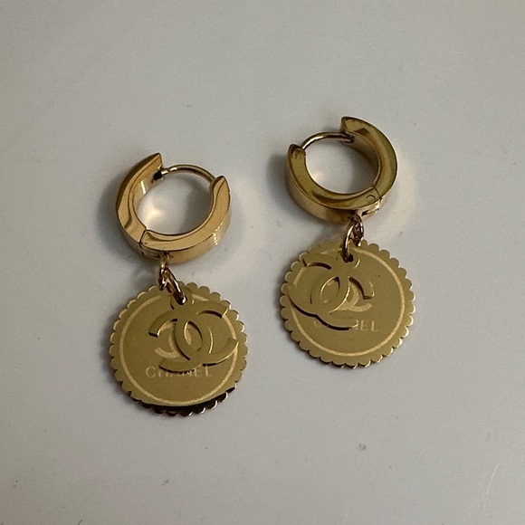 Chanel gold dangle earrings - Picture 2 of 4